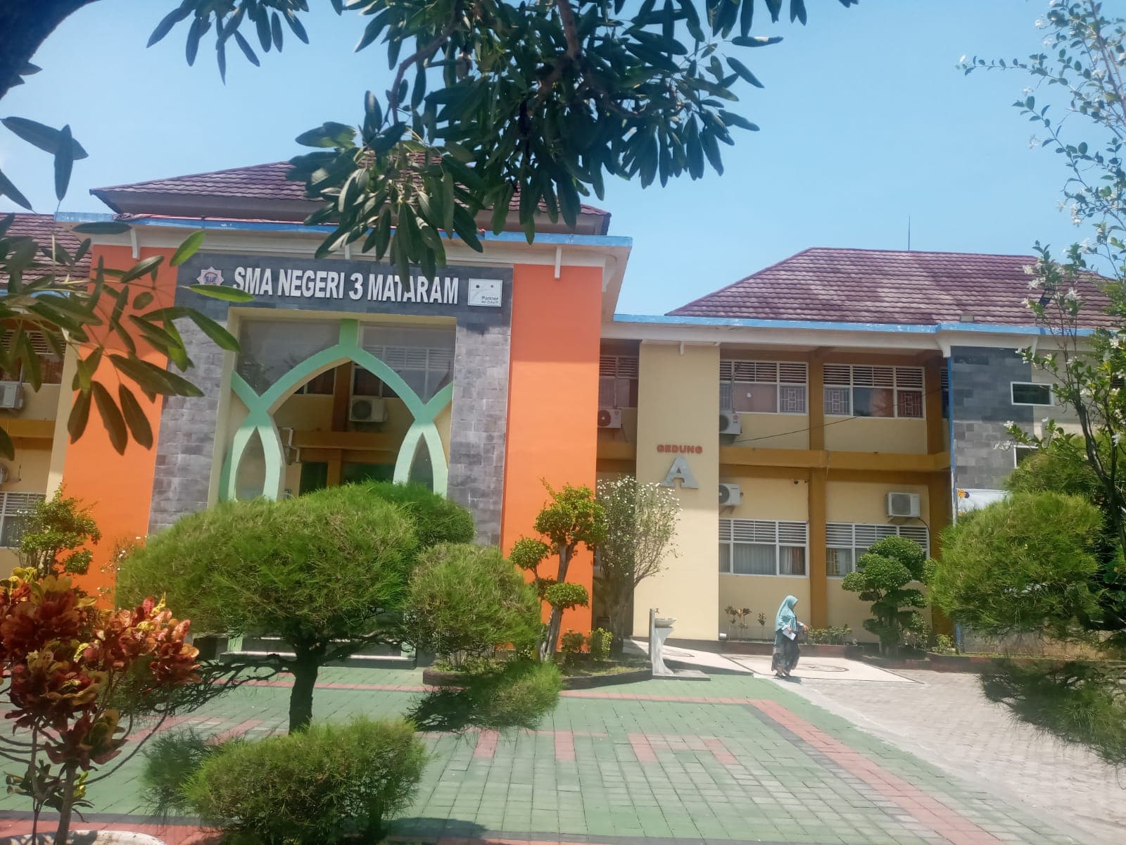 Hero Banner SMANTI